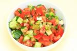 Letnia sałatka z pomidorów i ogórków